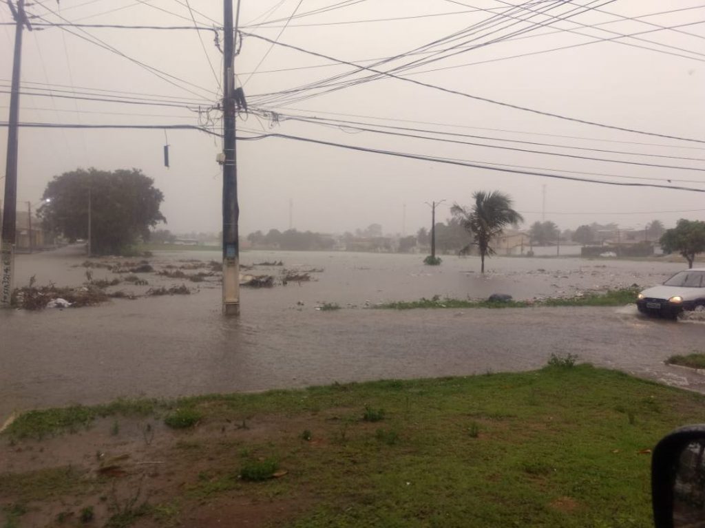 Chuvas alagam ruas e deixam pontos intransitáveis em Natal; foram 35 mm em 12 horas - Agora RN