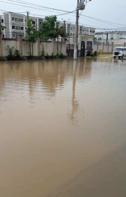 Chuvas alagam ruas e deixam pontos intransitáveis em Natal; foram 35 mm em 12 horas - Agora RN