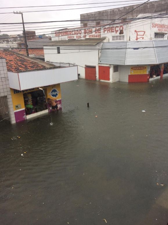 Chuvas alagam ruas e deixam pontos intransitáveis em Natal; foram 35 mm em 12 horas - Agora RN