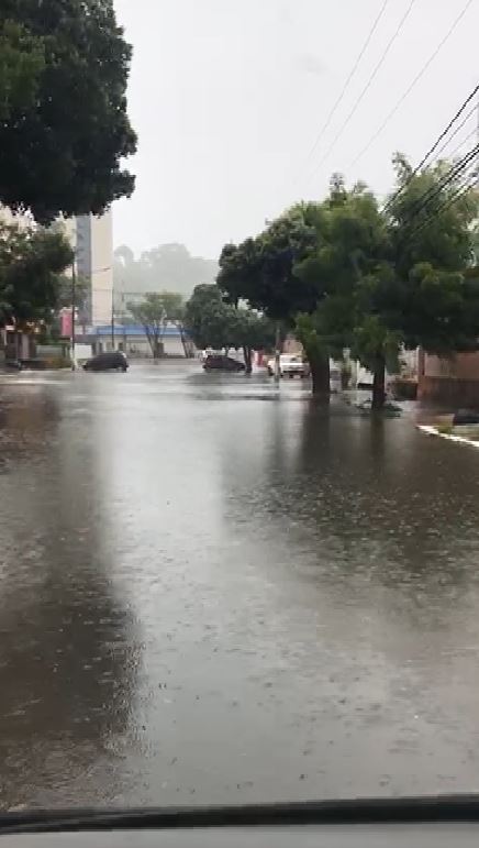 Chuvas alagam ruas e deixam pontos intransitáveis em Natal; foram 35 mm em 12 horas - Agora RN