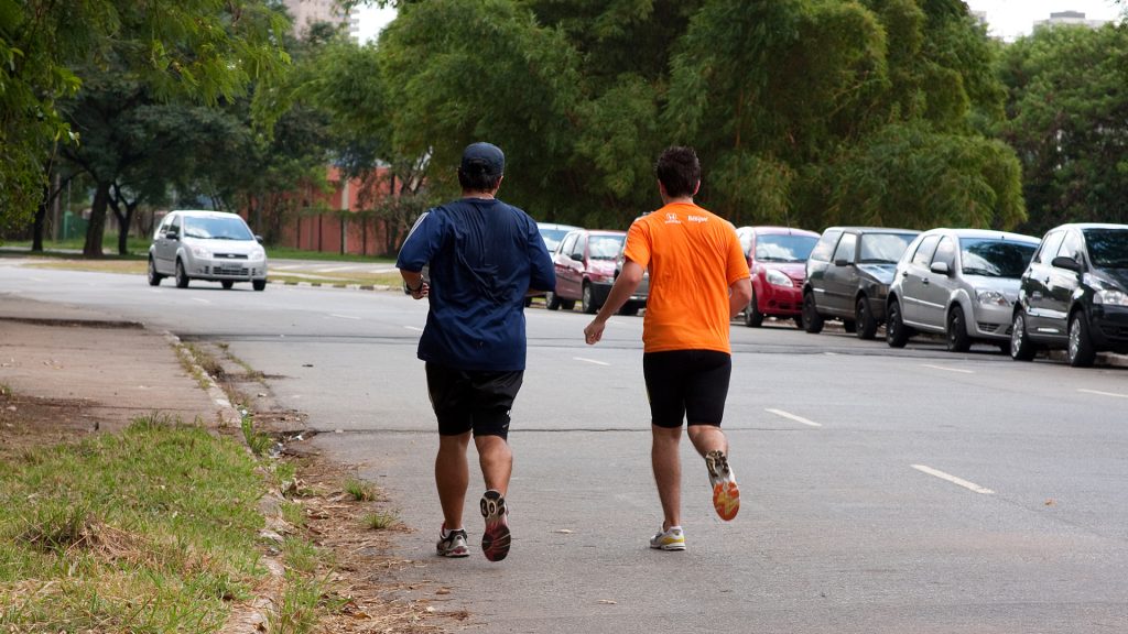 Caminhada pode ser alternativa para quem quer começar atividades físicas. Foto: Marcos Santos/USP Imagens