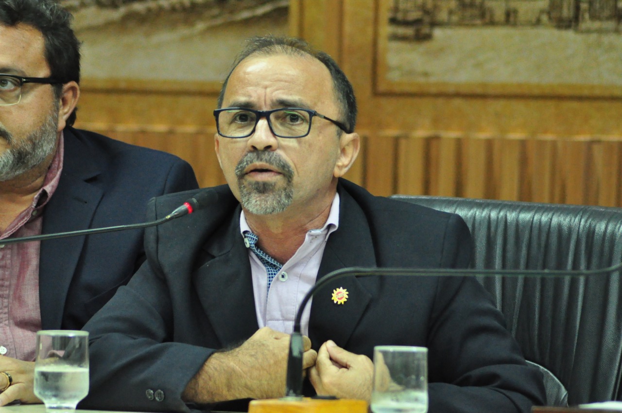 Vereador e representante de aplicativo discutem após audiência na Câmara
