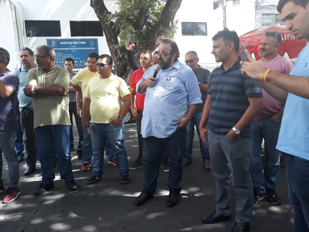 Motoristas de aplicativos de transporte fazem protesto em Natal