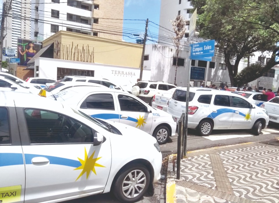 Taxistas protestam, e votação de lei que regulamenta Uber fica para 2019