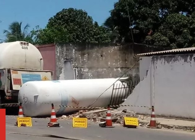 Cilindro de oxigênio cai em cima de muro de maternidade em Parnamirm