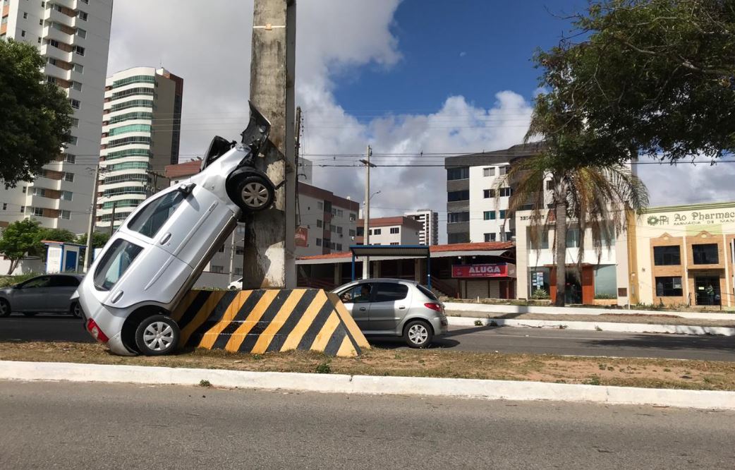Aposentada perde o controle do carro e "sobe" em poste na Prudente de Morais