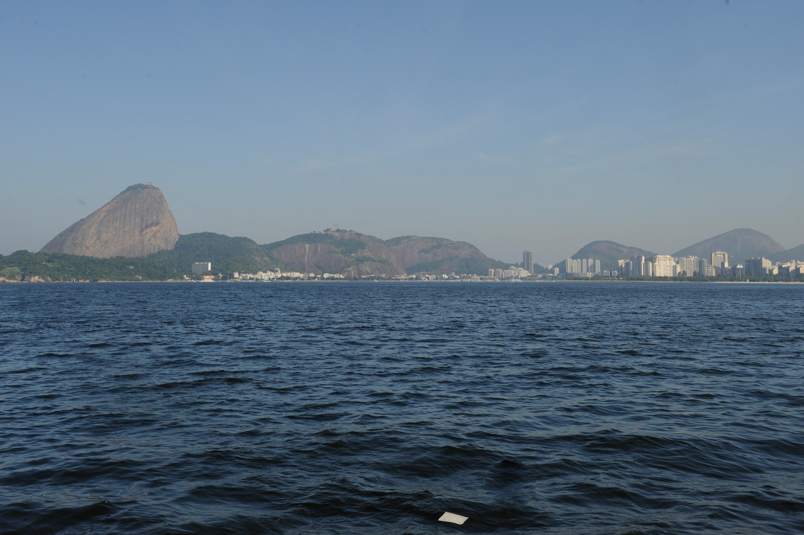 Helicóptero da PM cai na Baía de Guanabara e deixa quatro feridos