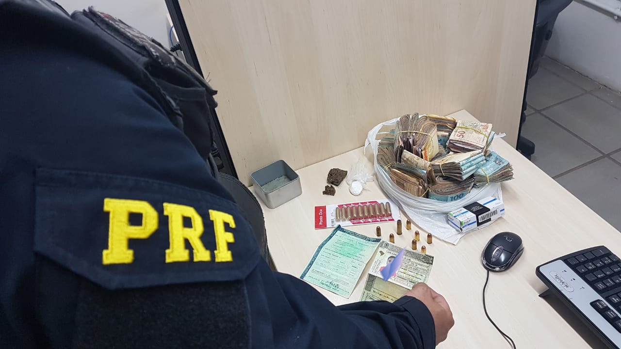 PRF prende homem sob efeito de drogas na BR-101 com R$ 50 mil em dinheiro