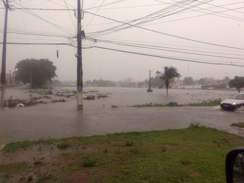Chuvas alagam ruas e deixam pontos intransitáveis em Natal; foram 35 mm em 12 horas - Agora RN