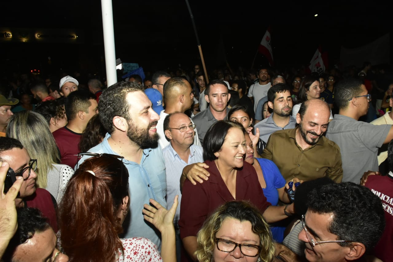 Fátima se integra a manifestantes em protesto contra cortes na Educação - Agora RN