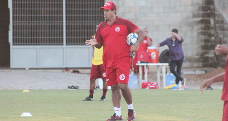 Sem marcar há dois jogos, América preocupa e Moacir cobra reação antes do mata-mata