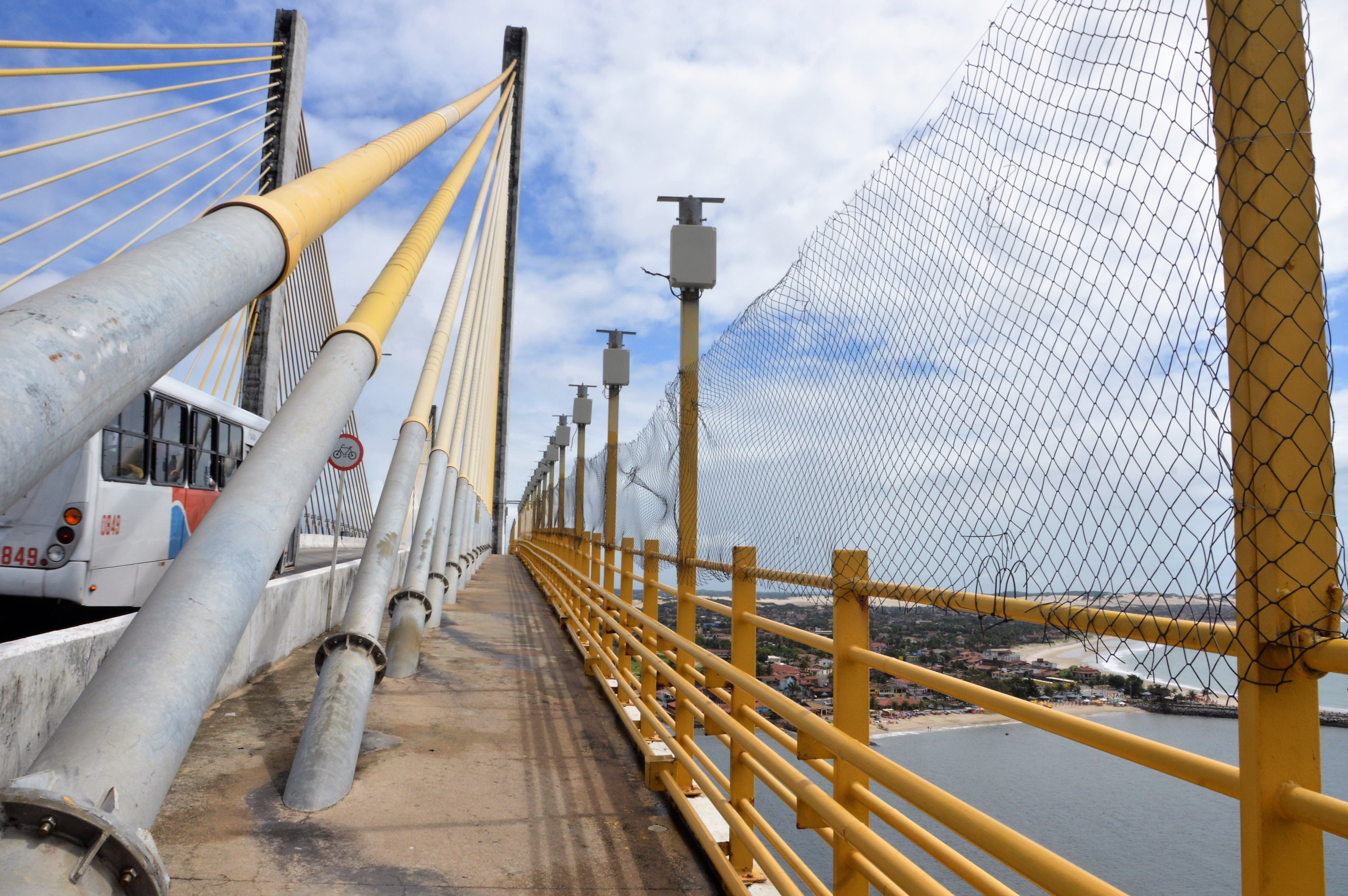 Sem apoio público, população instala telas de proteção na ponte Newton  Navarro