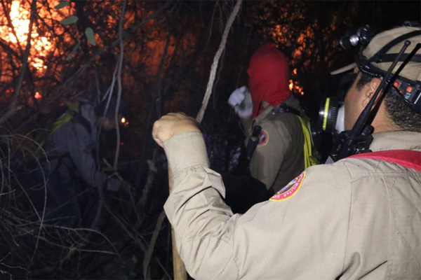 Bombeiros militares intensificam combate a incêndio na Serra do Lima - Agora RN