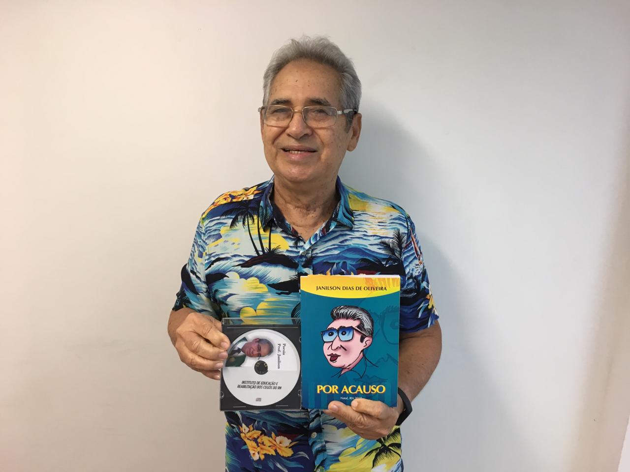 Professor publica livro para destinar lucros a conserto de máquinas de braille