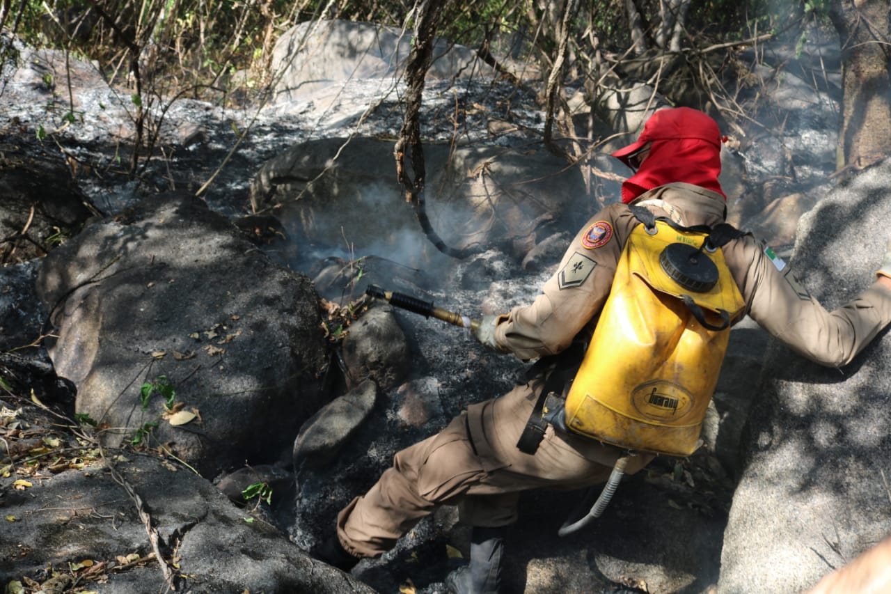 Bombeiros intensificam trabalho para conter incêndio em Portalegre - Agora RN