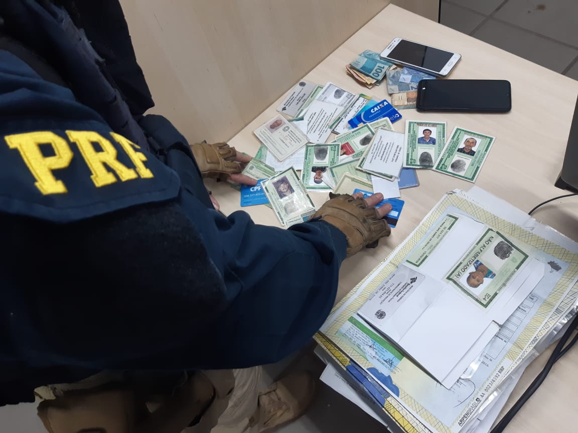 PRF prende três pessoas com várias cédulas de identidade e cartões do INSS de idosos