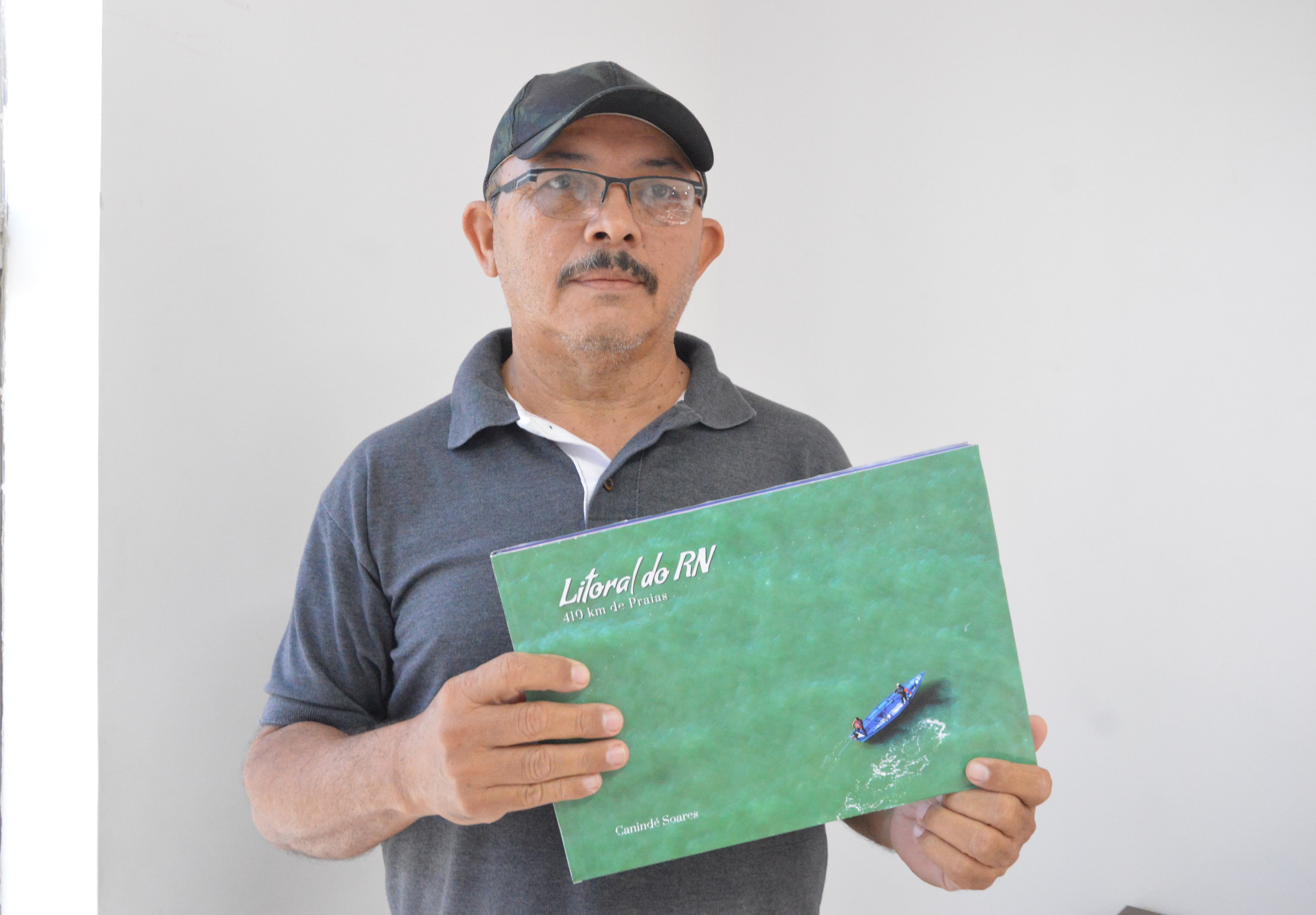 Canindé Soares lança livro com imagens de belas paisagens do litoral do RN - Agora RN