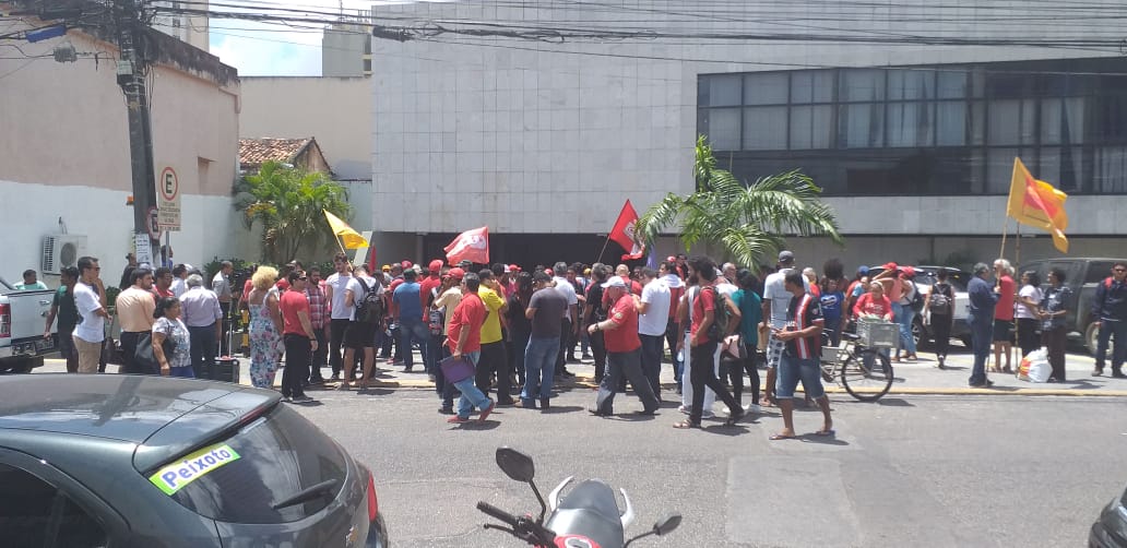 Contra homenagem a Rogério Marinho, grupo bloqueia acessos à Assembleia - Agora RN
