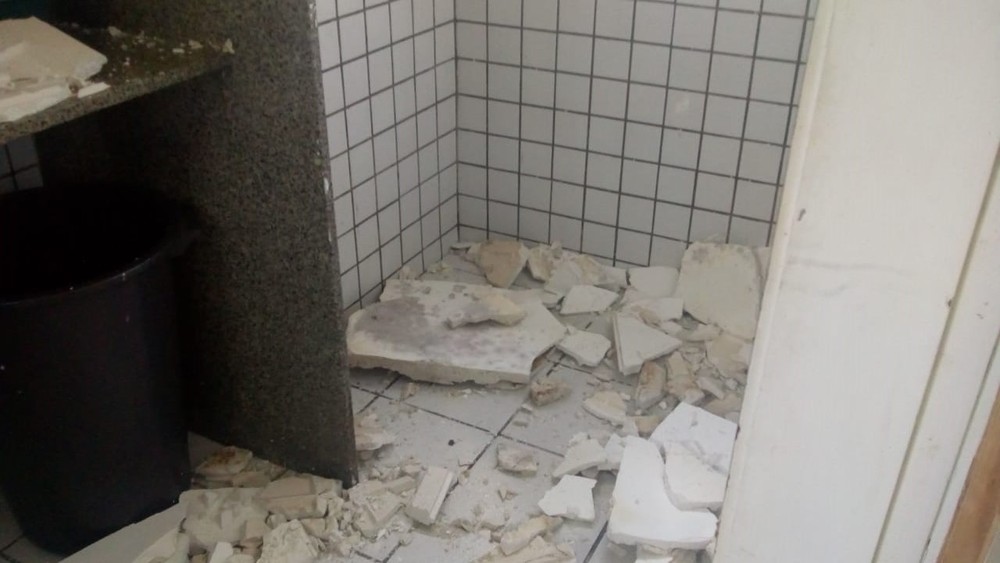 Teto de banheiro do Hospital Deoclécio Marques desaba em cima de paciente - Agora RN