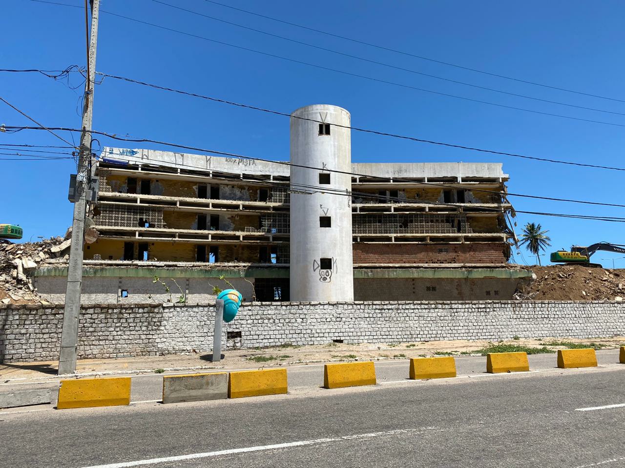 Em Natal, demolição do Hotel Reis Magos atinge 50% de execução - Agora RN