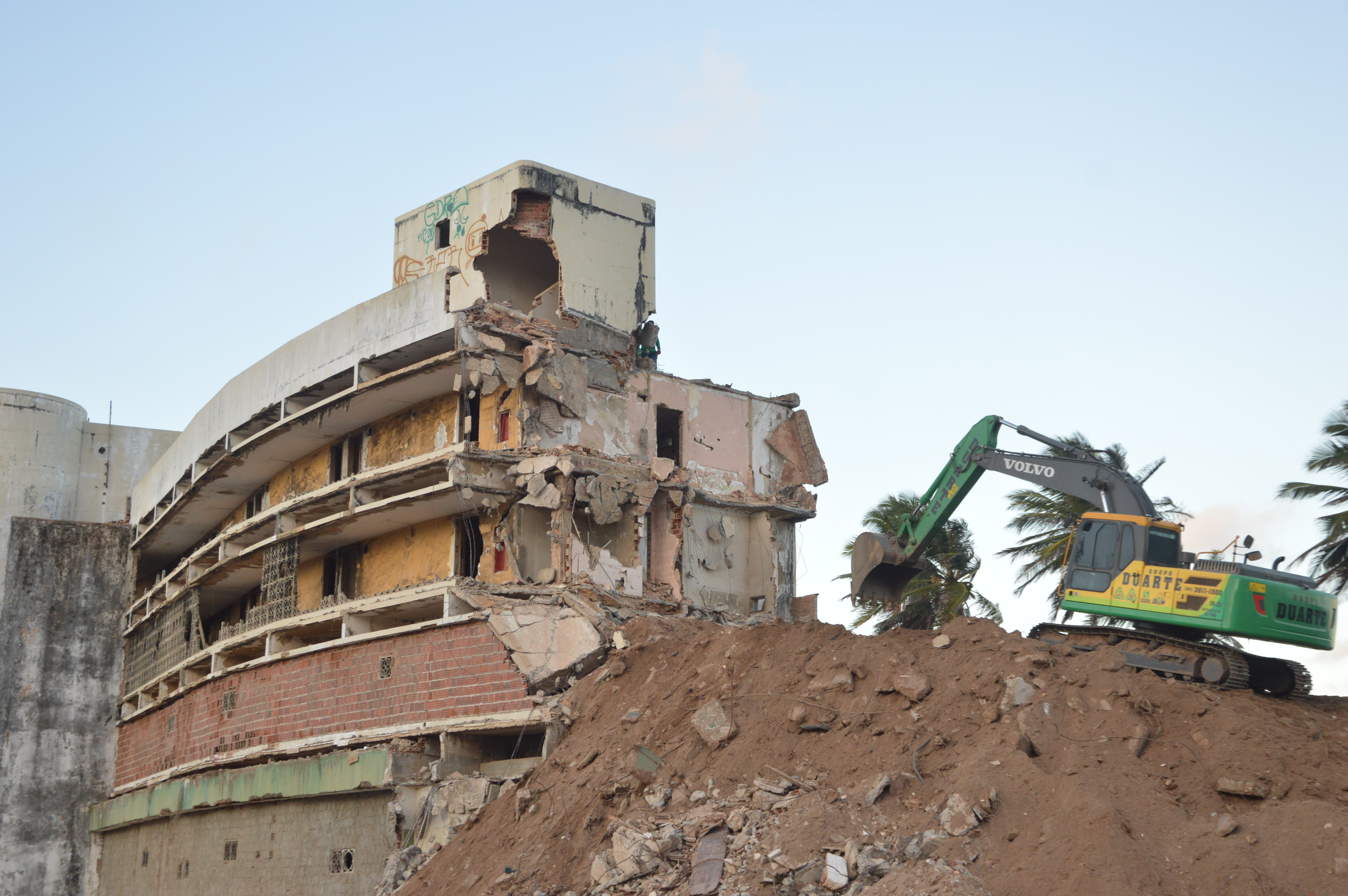Em Natal, demolição do Hotel Reis Magos atinge 30% de execução - Agora RN