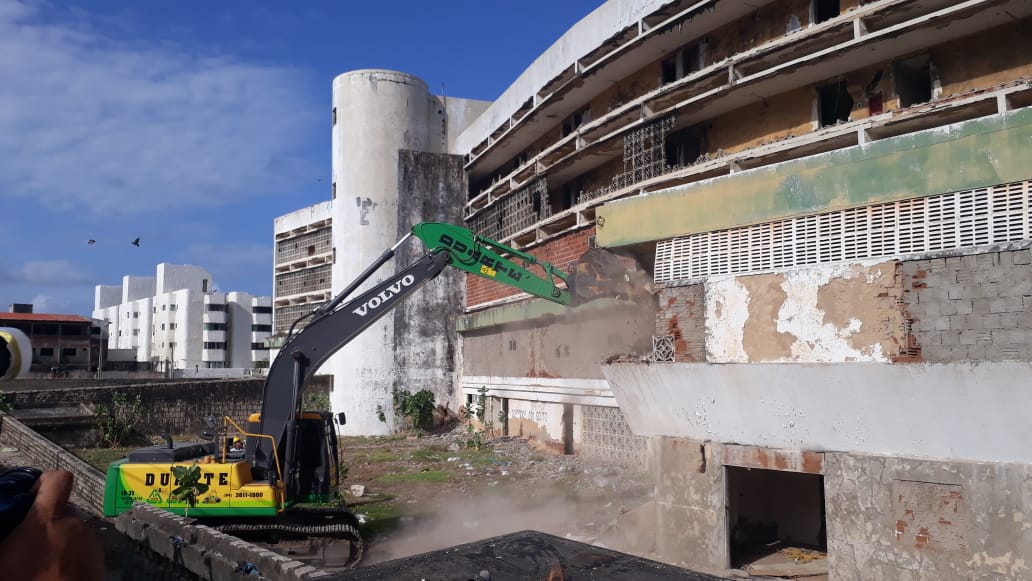 Com escavadeiras e segurança reforçada, empresa começa a demolir Hotel Reis Magos - Agora RN