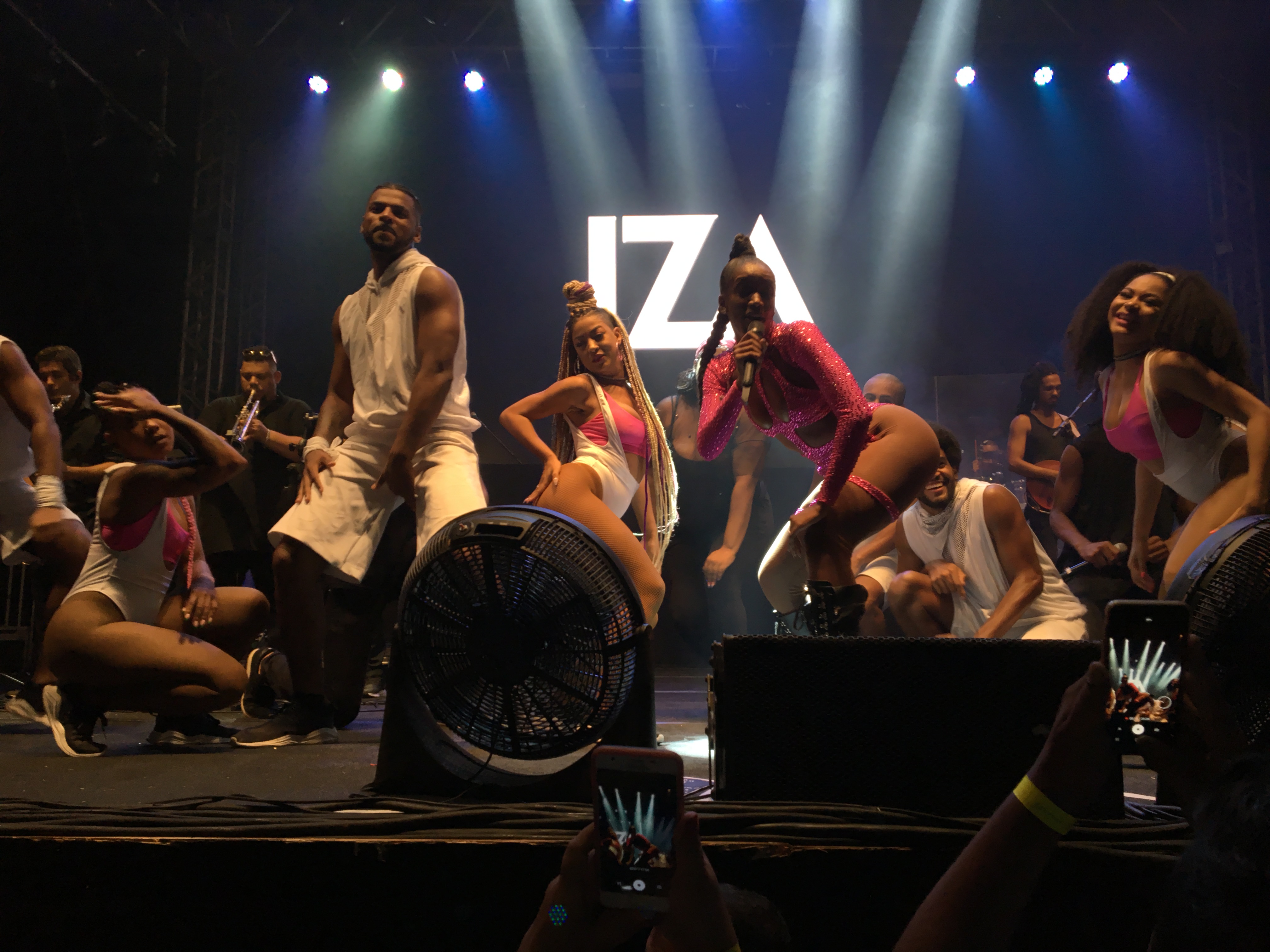 IZA abre o CaRio Grande do Norteaval, faz seu primeiro show em Natal e relembra infância - Agora RN