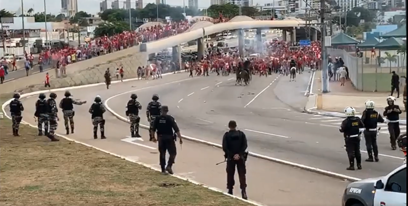 Torcida organizada ataca Cavalaria da PM com bombas, pedras e garrafas; VEJA VÍDEO - Agora RN