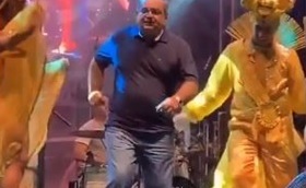Prefeito de natal sobe no palco e cai na folia; veja vídeo | notícias do rio grande do norte Prefeito de Natal sobe no palco e cai na folia; VEJA VÍDEO - Agora RN
