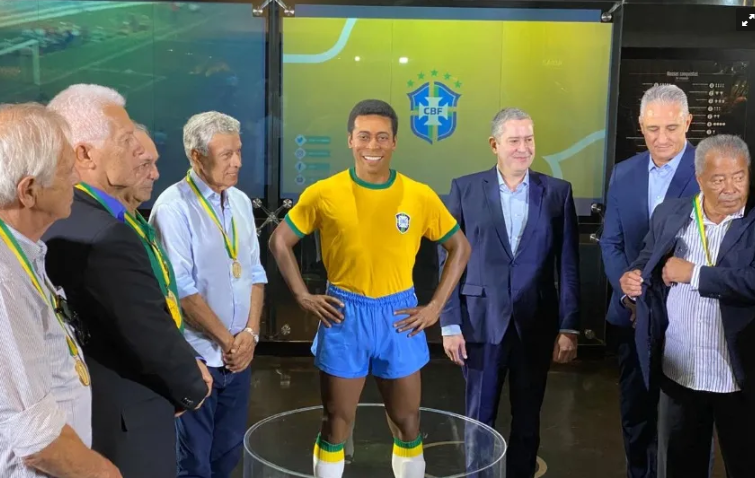 Estátua de Pelé é inaugurada no Museu da Seleção em homenagem à Copa de 1970 - Agora RN