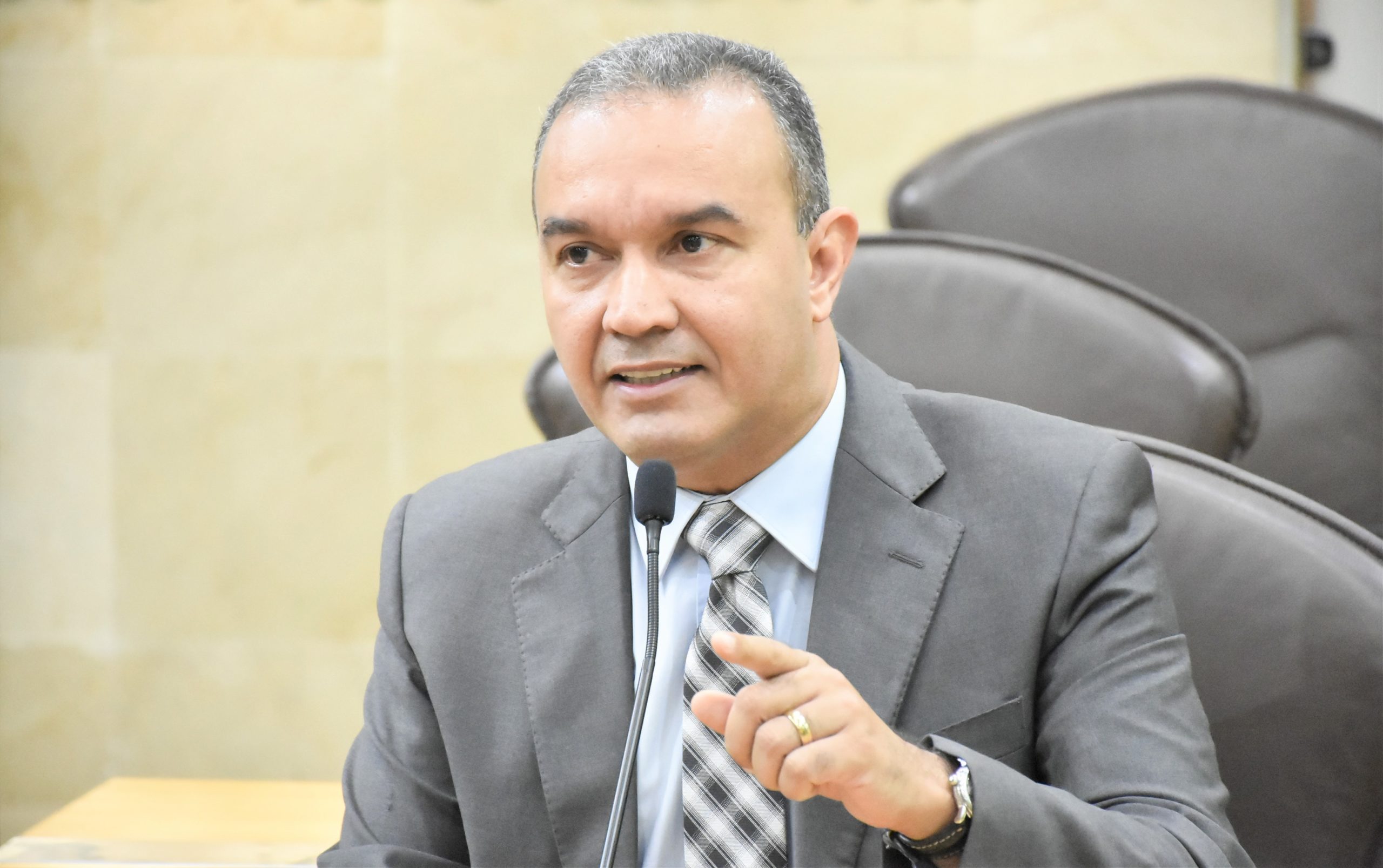 Não se fala de política com tantas pessoas morrendo e negócios fechando, diz Kelps - Agora RN