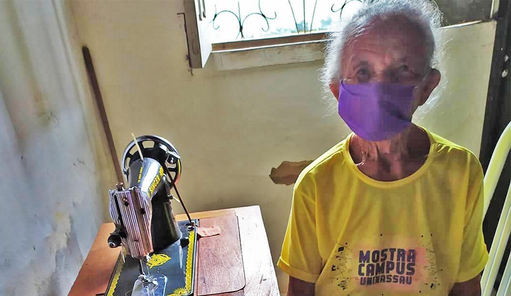 Idosa de 87 anos confecciona máscaras para doar para população - Agora RN