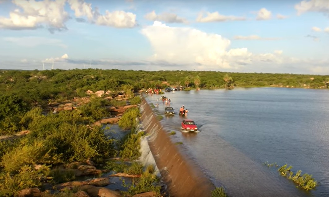 Drone sobrevoa açude no Oeste potiguar e mostra sangria do Pataxó; VEJA VÍDEO