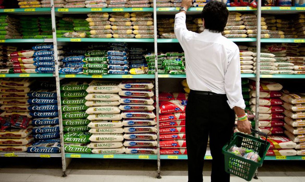 Associação de Supermercados afirma que não há necessidade de estocar alimentos - Agora RN