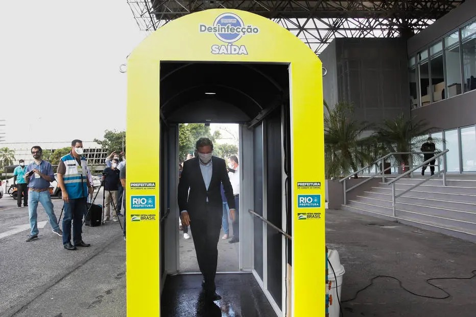 Médicos aprovam cabine de desinfecção no Rio, mas reforçam cuidados habituais - Agora RN