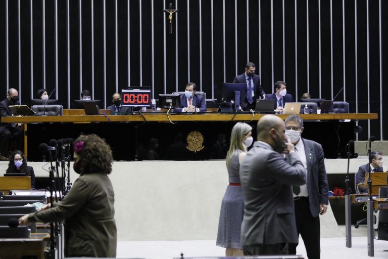 Câmara conclui votação de MP que permite reduzir jornada e salário