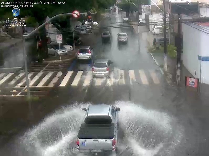 Natal tem manhã de chuva forte, ruas alagadas e protesto de rodoviários - Agora RN