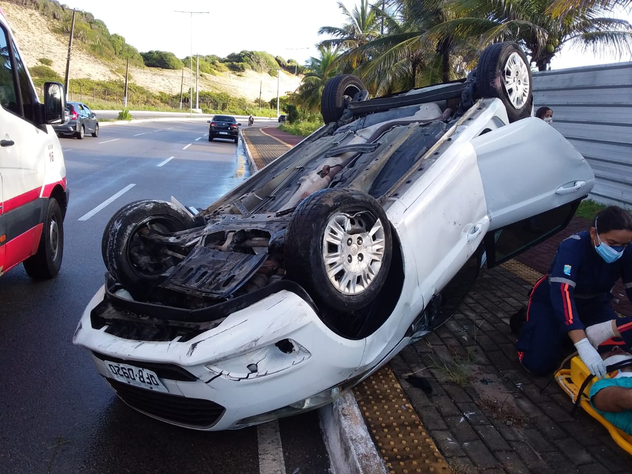 Motorista perde controle, bate e carro capota na via costeira; dois ficam feridos | notícias do rio grande do norte Motorista perde controle, bate e carro capota na Via Costeira; dois ficam feridos - Agora RN