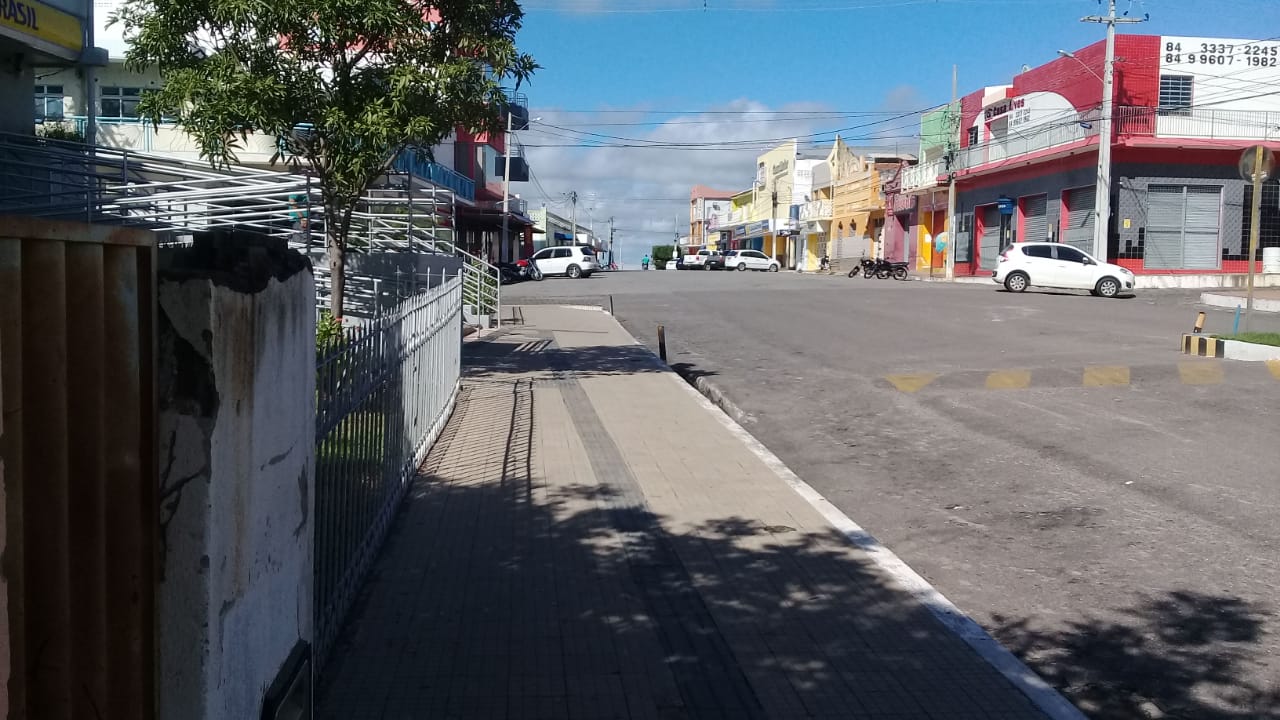 Ruas de Caraúbas ficam vazias após lockdown; VEJA VÍDEO