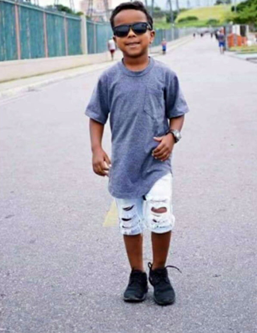 Menino de 7 anos morre após ser baleado enquanto brincava na porta de casa - Agora RN