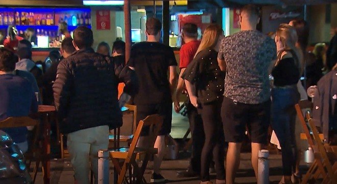Entenda quais são os riscos de pegar covid-19 em um bar lotado | notícias do rio grande do norte Entenda quais são os riscos de pegar Covid-19 em um bar lotado - Agora RN