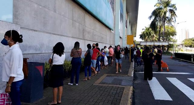 Shoppings de natal têm longas filas e movimento intenso no primeiro dia de reabertura; veja vídeo | notícias do rio grande do norte Shoppings de Natal têm longas filas e movimento intenso no primeiro dia de reabertura; VEJA VÍDEO - Agora RN