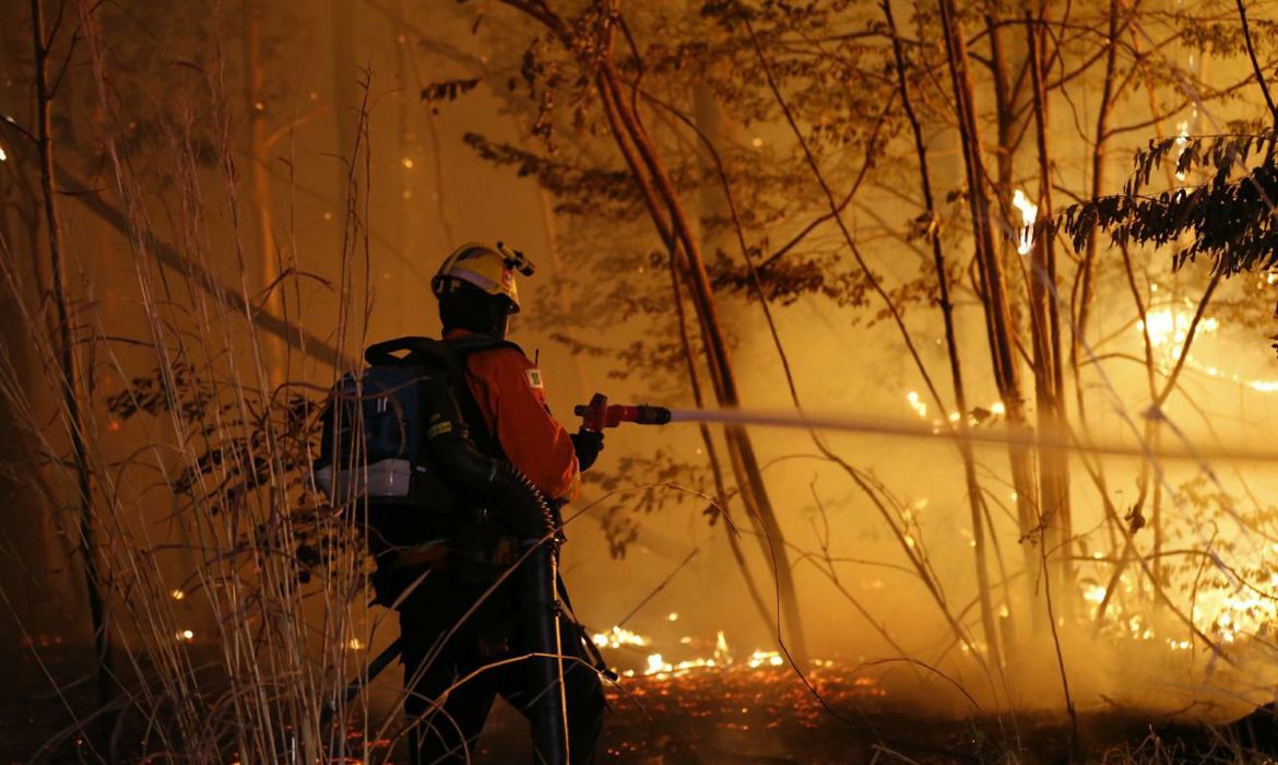 Bombeiros controlam incêndio em fábrica de panos em caicó | notícias do rio grande do norte Bombeiros controlam incêndio em fábrica de panos em Caicó - Agora RN