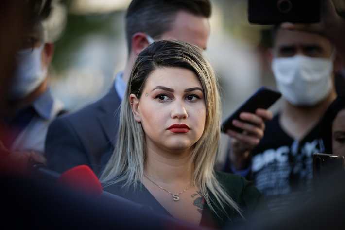 Deputados pedem investigação de Sara Giromini por divulgação de nome de criança estuprada
