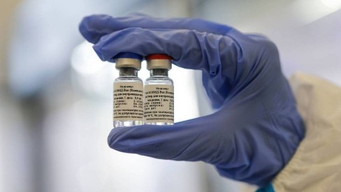 Vacina russa estará disponível a outros países em novembro, diz financiador