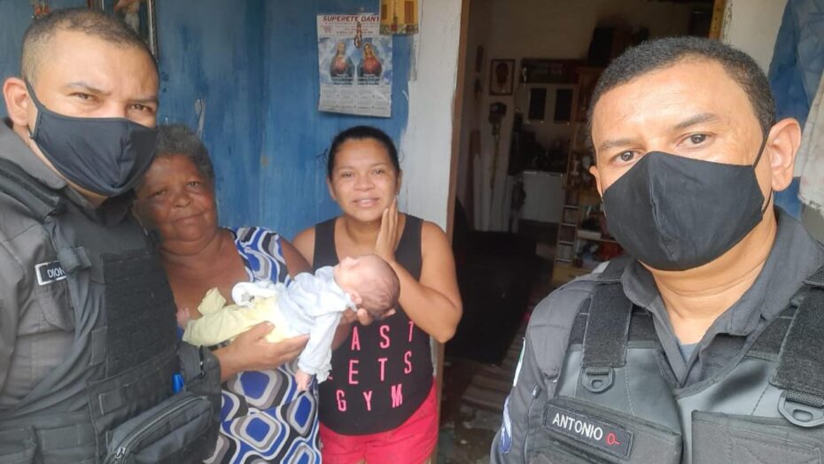 Policiais militares salvam bebê prematuro engasgado após mãe pedir socorro em Natal - Agora RN