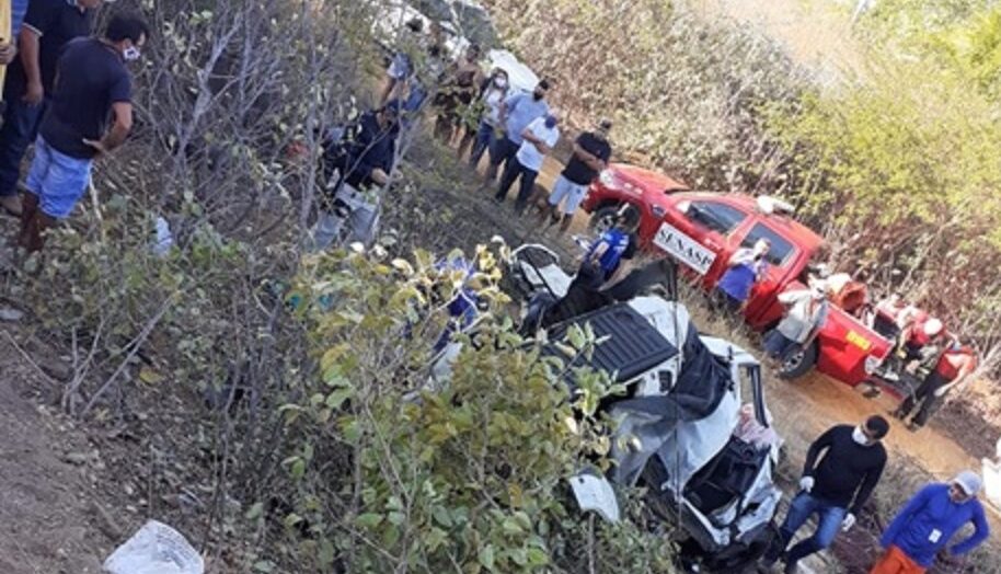 Carros e caminhão batem e duas pessoas morrem em acidente na BR-304, no RN - Agora RN