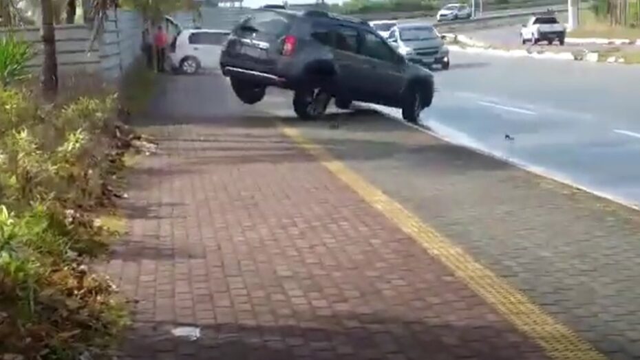 Homem filma derrapada e quase capotamento de carro na via costeira, em natal; veja vídeo | notícias do rio grande do norte Homem filma derrapada e quase capotamento de carro na Via Costeira, em Natal; VEJA VÍDEO - Agora RN