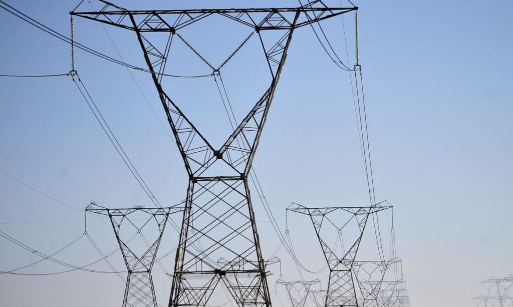 Linhas de transmissão de energia elétrica bandeira foto Marcello Casal Jr. Agência Brasil