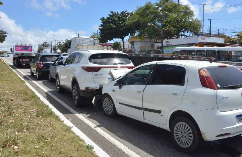 Engavetamento com seis veículos deixa trânsito lento na BR-101, em Natal
